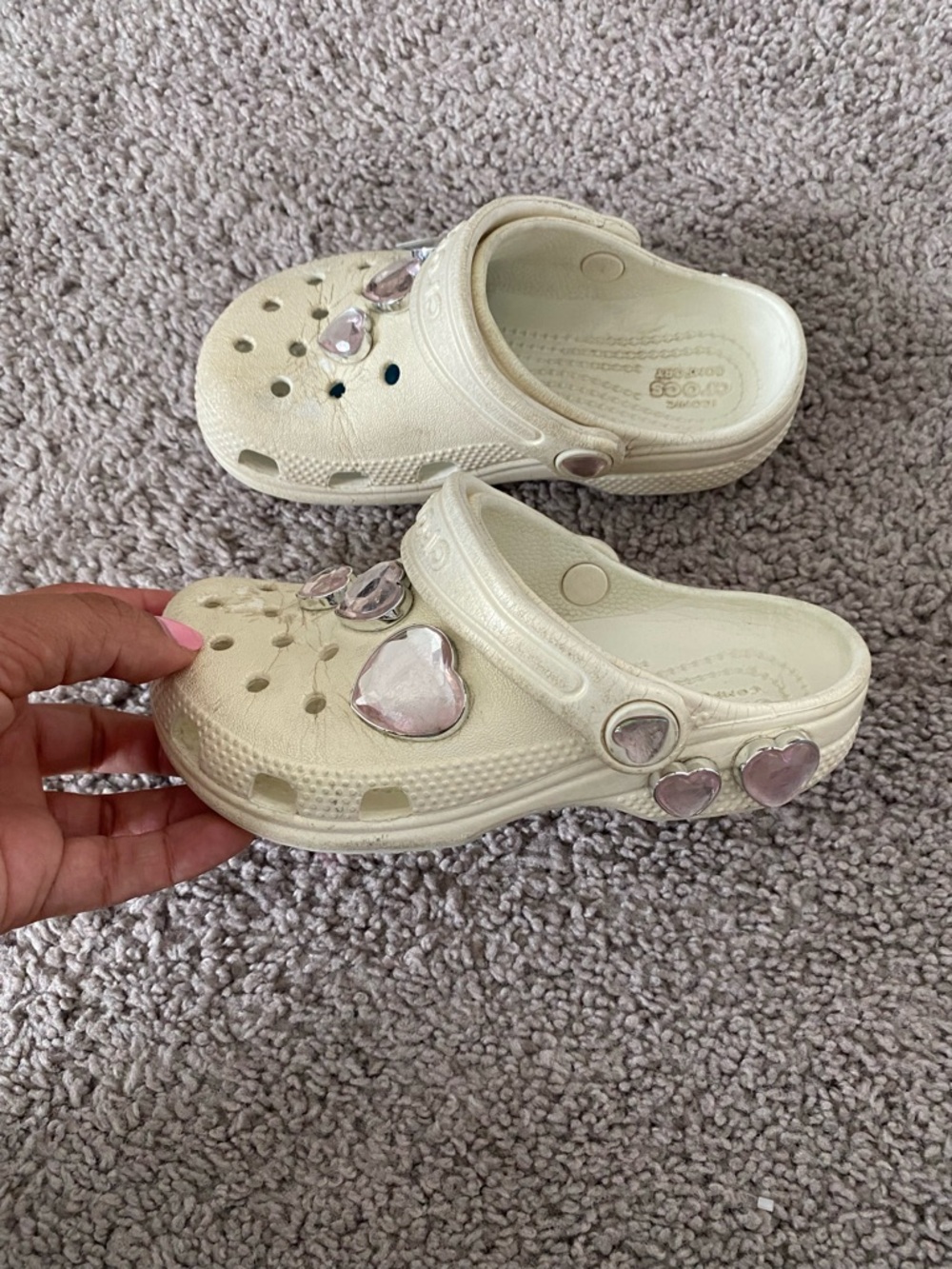 💕CROCS Kids' Cream Clog with Pink Heart Charms